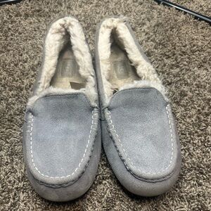 Womens UGG Ansley moccasin slippers in light gray suede size 12